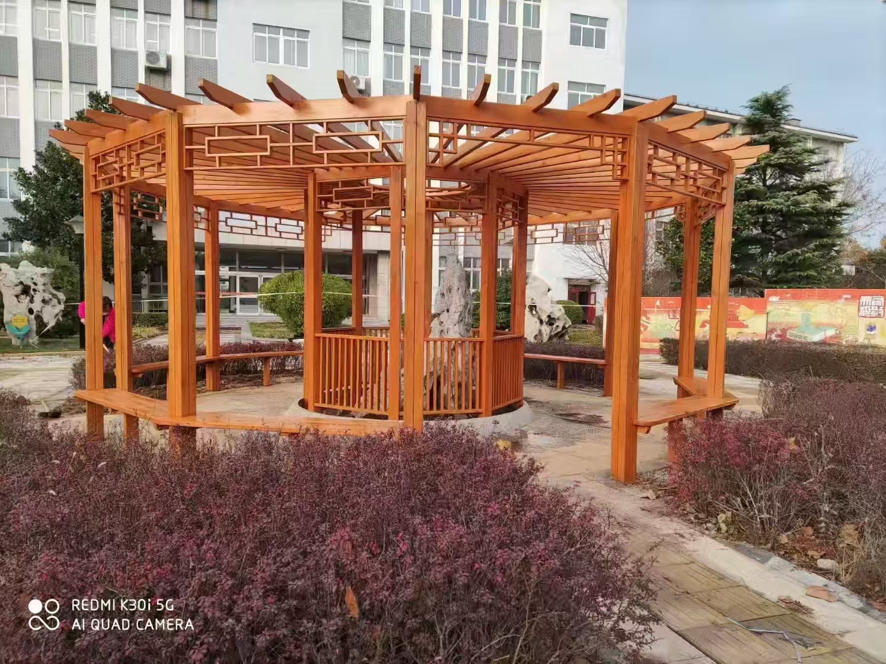 无惧风雨虫蛀，防腐木花架撑起四季生机