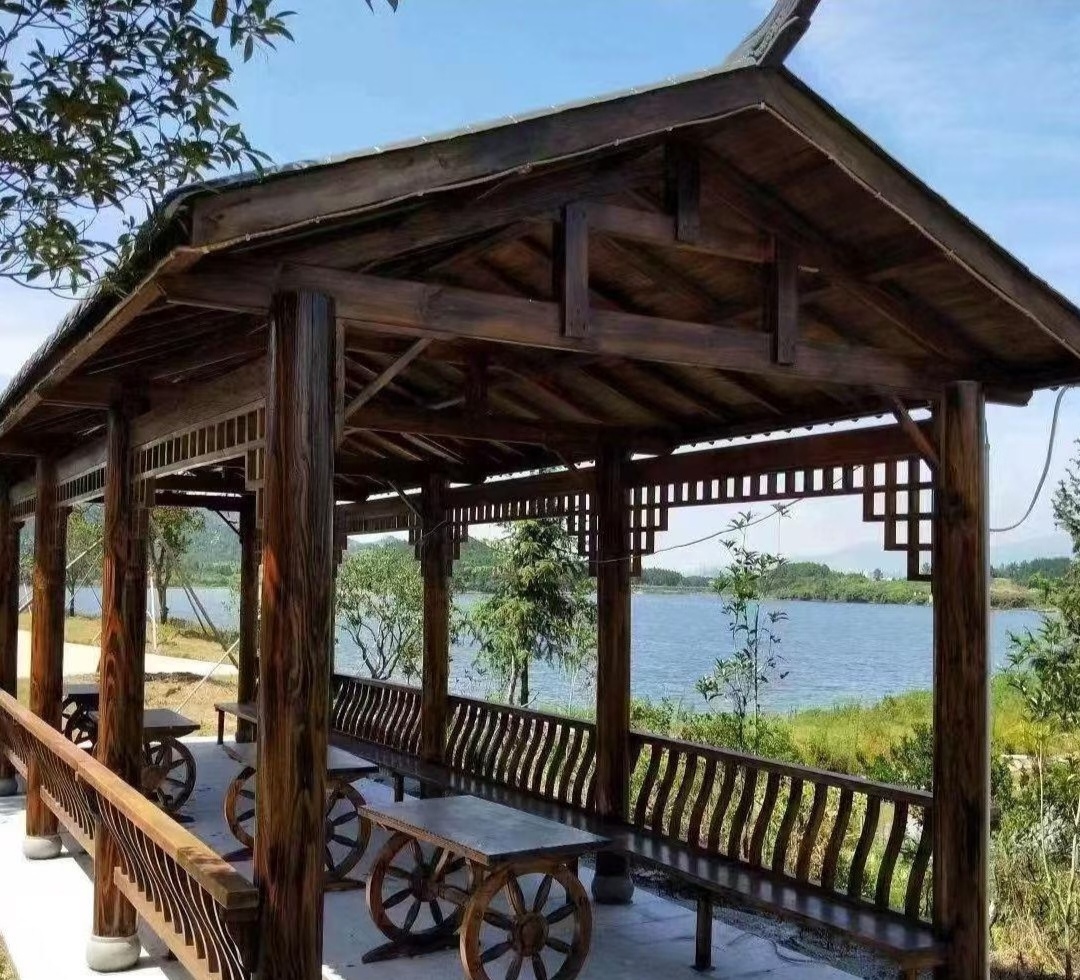 防腐木长廊化身文化载体，让户外空间更具人文温度