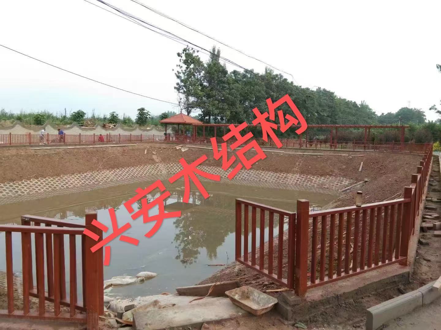 耐用不褪色！防腐木护栏承包户外格调