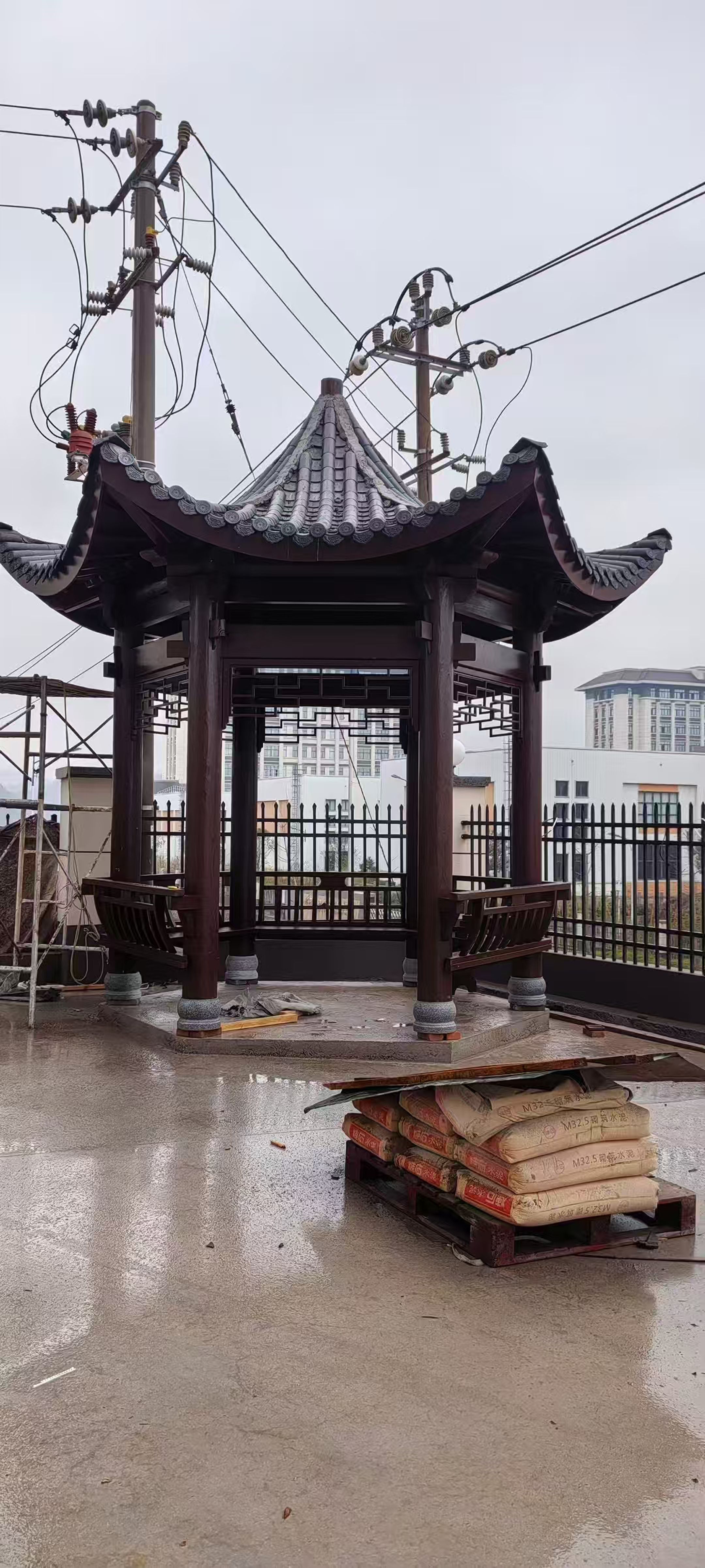 还在让庭院空地闲置？这款防腐木凉亭，才是院子的灵魂担当！